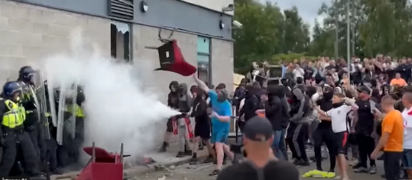 Revoltele din Marea Britanie au paralizat țara. FOTO: Captura Channel 4