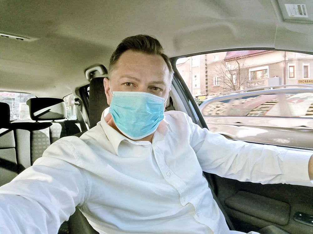 Fostul solist poartă  mască la volan