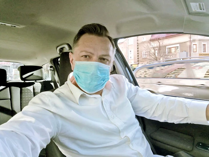 Fostul solist poartă  mască la volan