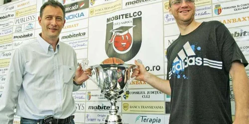 Mircea Cristescu (stânga) şi Mihai Silvăşan cu trofeul campionilor şi mingea cu care au câştigat finala campionatului