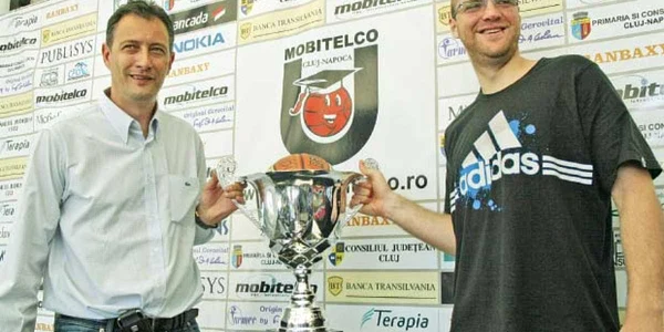 Mircea Cristescu (stânga) şi Mihai Silvăşan cu trofeul campionilor şi mingea cu care au câştigat finala campionatului