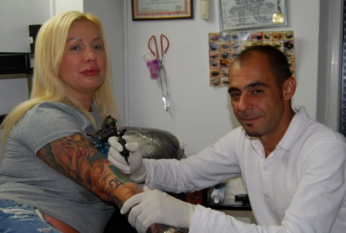Valeria a stat câteva ore în salonul de tatuaj  
