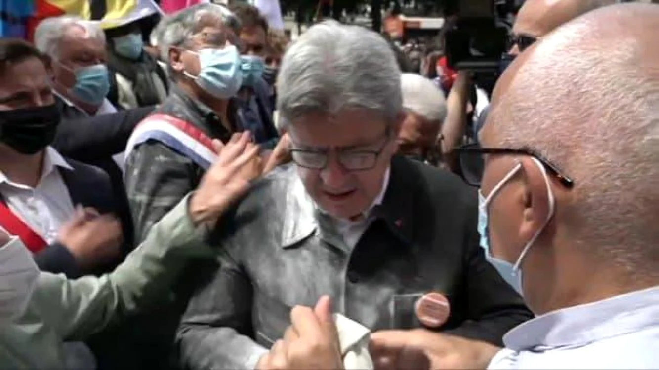 Jean-Luc Mélenchon, atacat cu făină