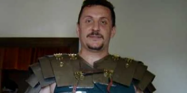 Cristian Găzdac este îmbrăcat într-un costum de gladiator