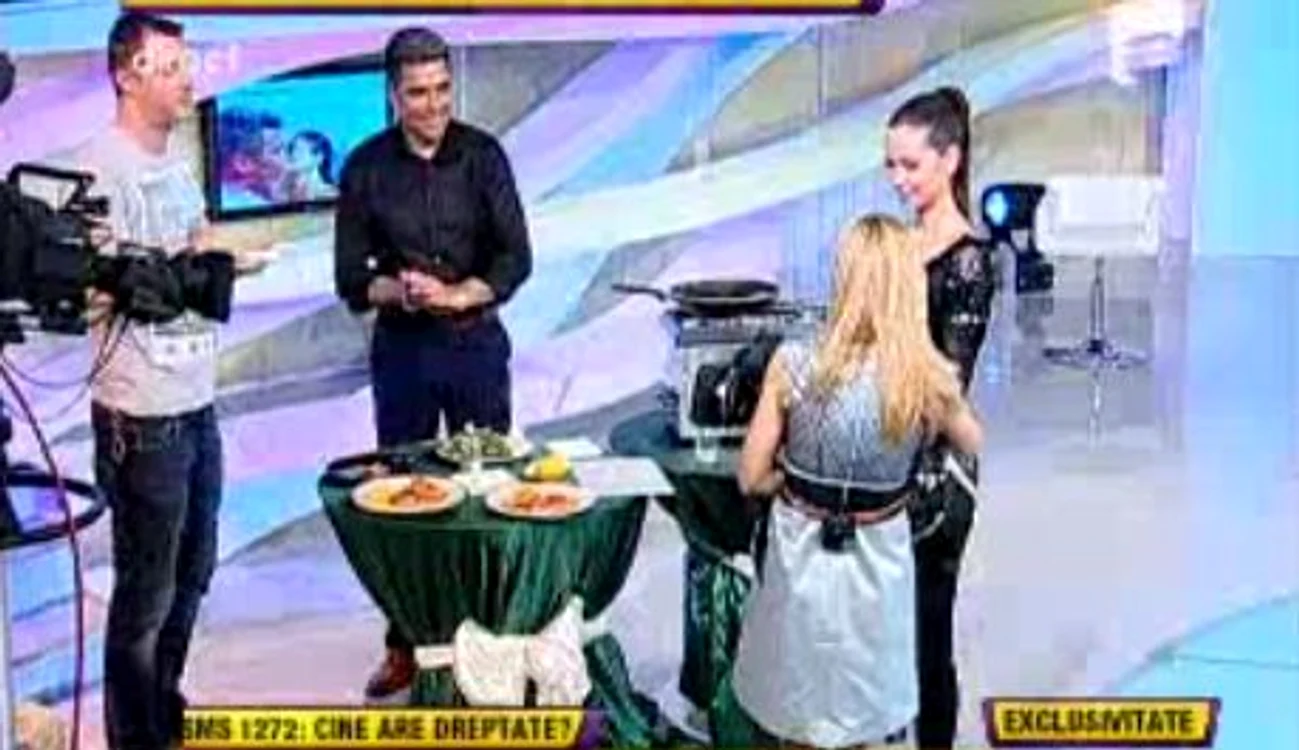 Simona Gherghe a ţinut aparatul de filmat cât timp cameramanul a gustat manâcarea lui Marcel Toader. (captură Antena 1)