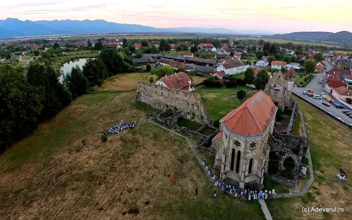 Mănăstirea Cârța se află pe malul Oltului, în Sibiu