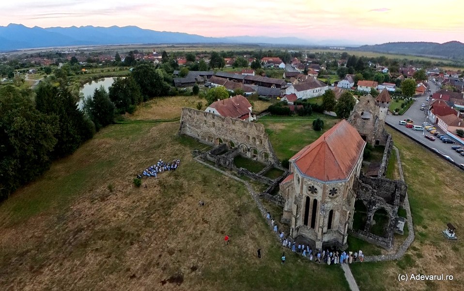 Misterul „oamenilor roșii” de la Mănăstirea Cârța. Povestea „amăgirii demonice” care a ajuns faimoasă în Europa medievală