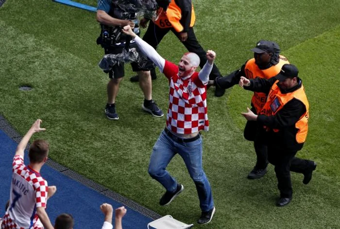 Suporterul era pictat pe cap in culorile steagului croat