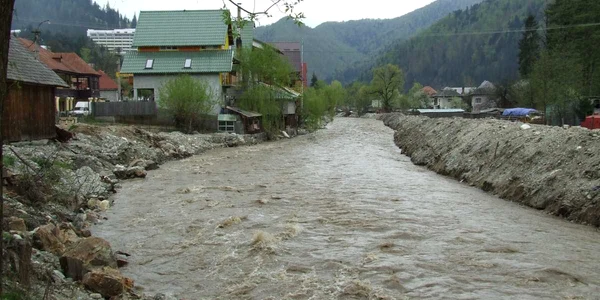 Două râuri se apropie de cota de inundaţie