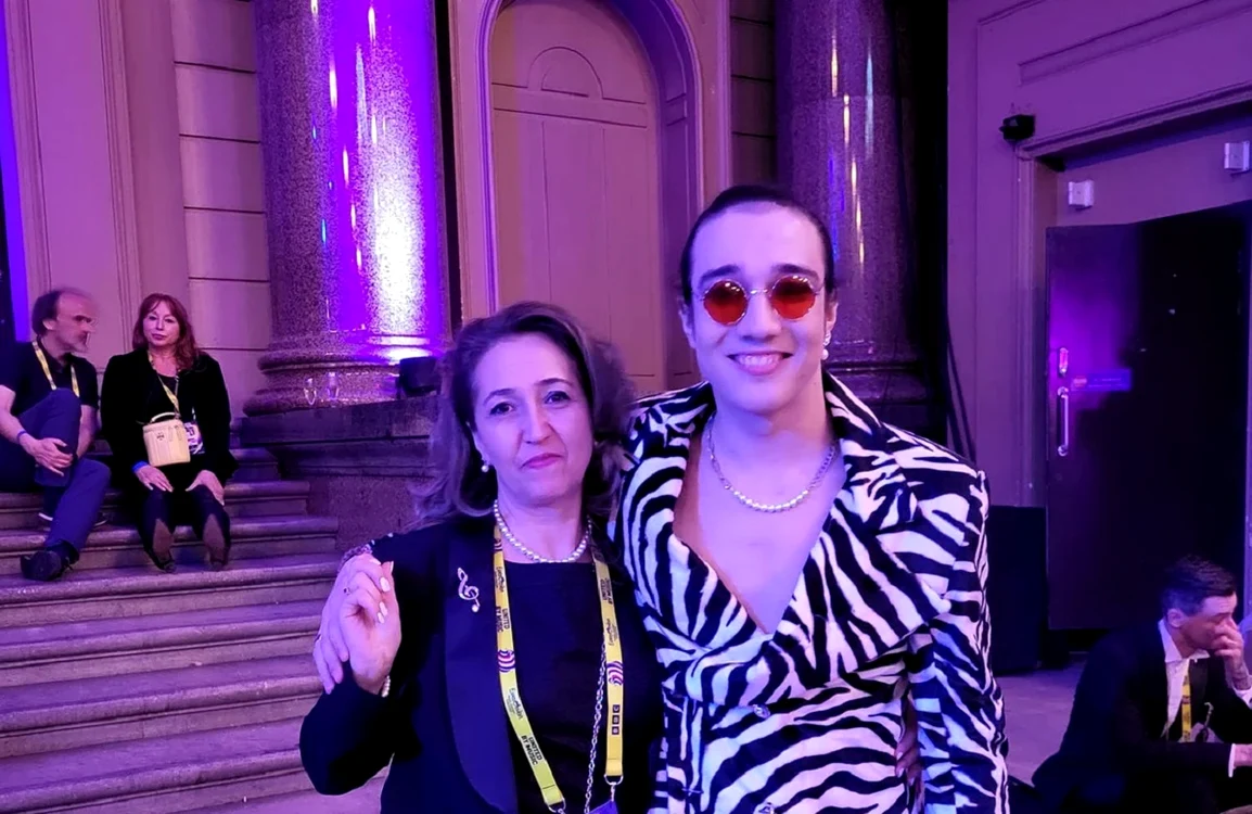 Theodor Andrei, alături de mama sa, Simona, la Liverpool / foto: arhiva personală