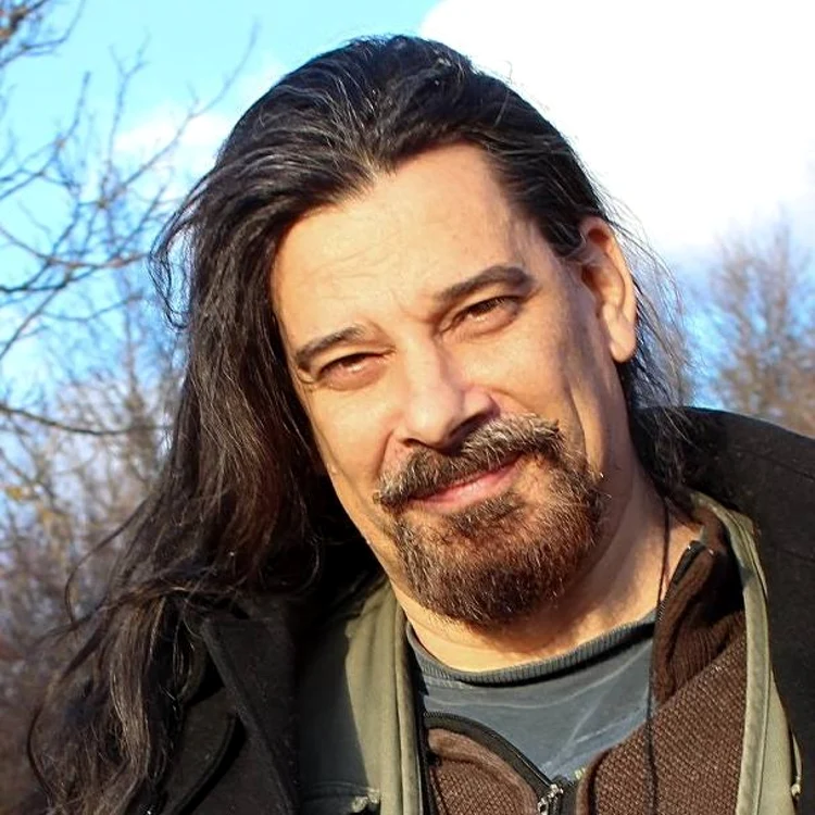 Caricaturistul şi graficianul Bogdan Petry are 52 de ani