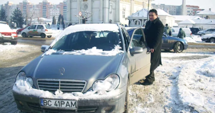 Avocatul Vasile Botomei se laudă cu Mercedesul de 14.000 de euro cumpărat din bani publici