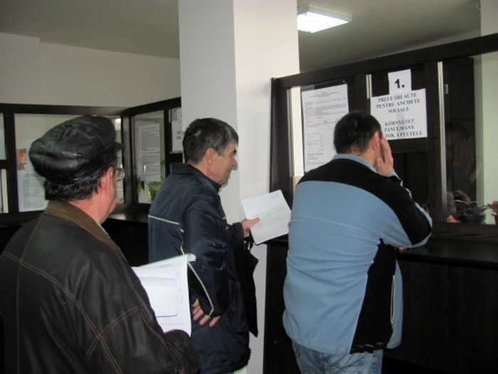 Mii de mureşeni sunt aşteptaţi să-şi depună dosarele pentru tichetele sociale foto arhivă