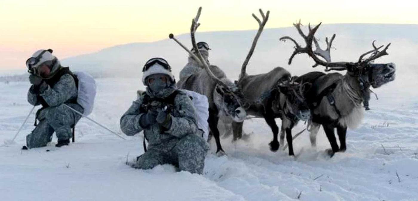Militari ruşi în timpul unui antrenament în Arctica FOTO Twitter Ministerul rus al Apărării