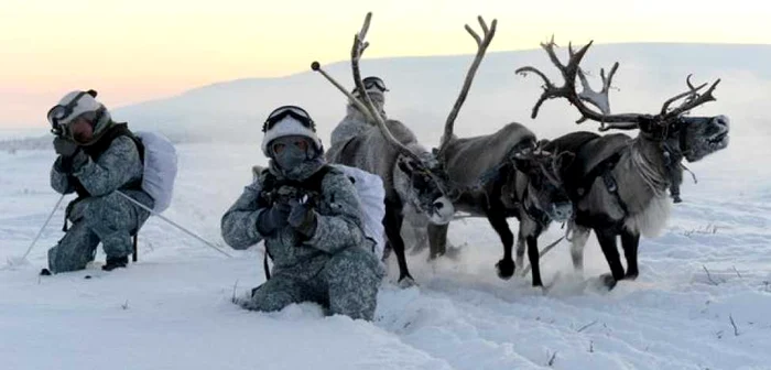 Militari ruşi în timpul unui antrenament în Arctica FOTO Twitter Ministerul rus al Apărării