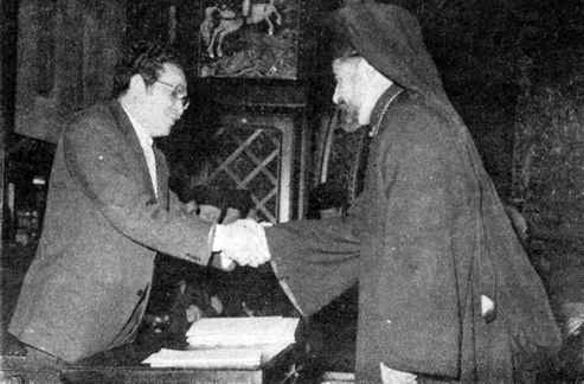 Episcopul Emilian Birdaş-dreapta imaginii-este felicitat de şeful Deparamentului Cultelor/Sursa foto dacoromania-alba.ro