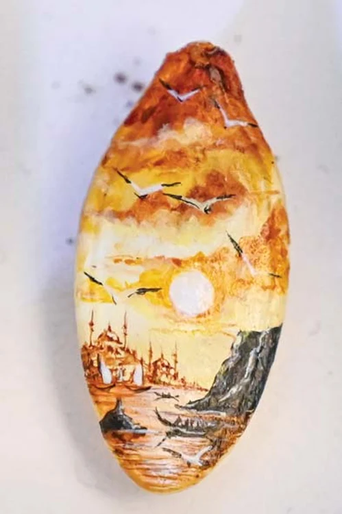 Un peisaj de vis pe o coajă de sămânță de dovleac