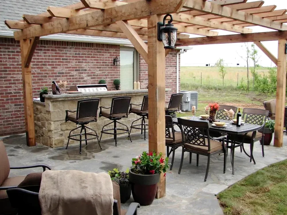 Idei de living outdoor cu mobilier de exterior: zona de bucătărie și dining outdoor F: glowmania.ro 