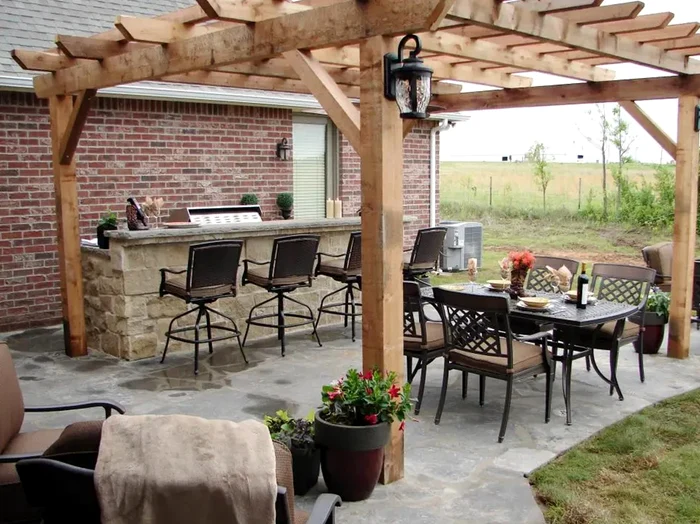 Idei de living outdoor cu mobilier de exterior: zona de bucătărie și dining outdoor F: glowmania.ro 