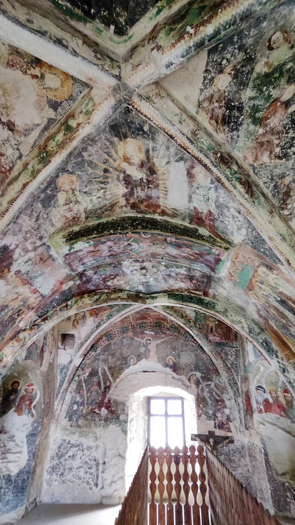Imagini din interiorul capelei din zid, unde s-a păstrat pictura originală