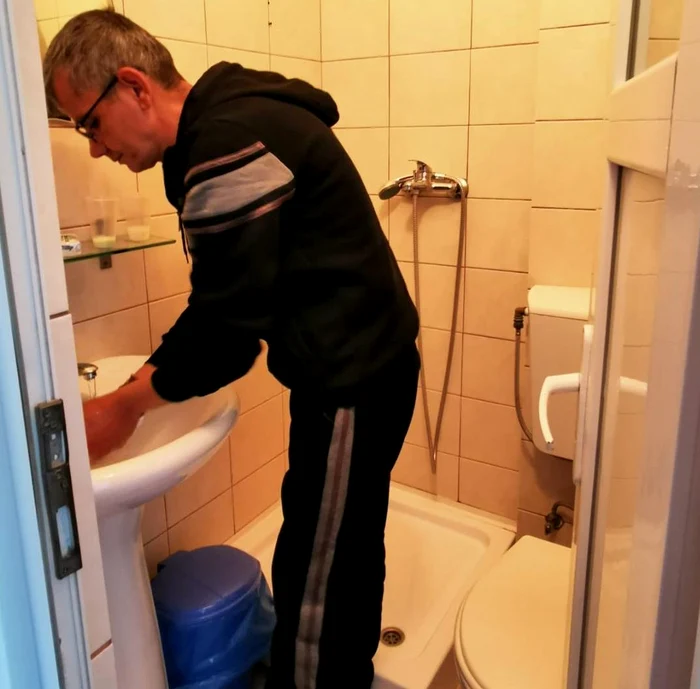 Oamenii au în camere băi curate cu tot ce le trebuie: prosoape, săpun, gel de duș, atât de importante pentru igienă