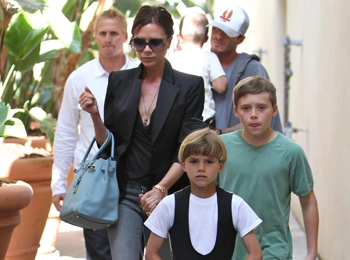 Victoria Beckham are o colecţie impresionantă de genţi de firmă, iar printre preferatele ei se numără cele produse de casa de modă Hermes Birkin FOTO Wenn