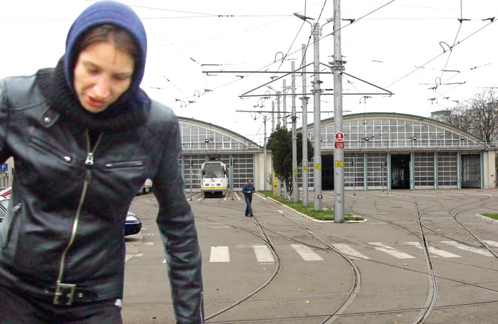 Felicia Ciobanu îşi plânge soţul care s-a spânzurat în depoul de tramvaie