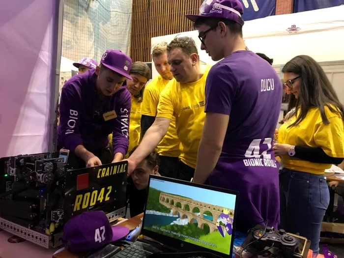 Echipa de robotică Bionic Royals a Colegiului Naţional Mircea cel Bătrân Râmnicu Vâlcea într-una din competiţii First Tech Challenge Foto Adevărul