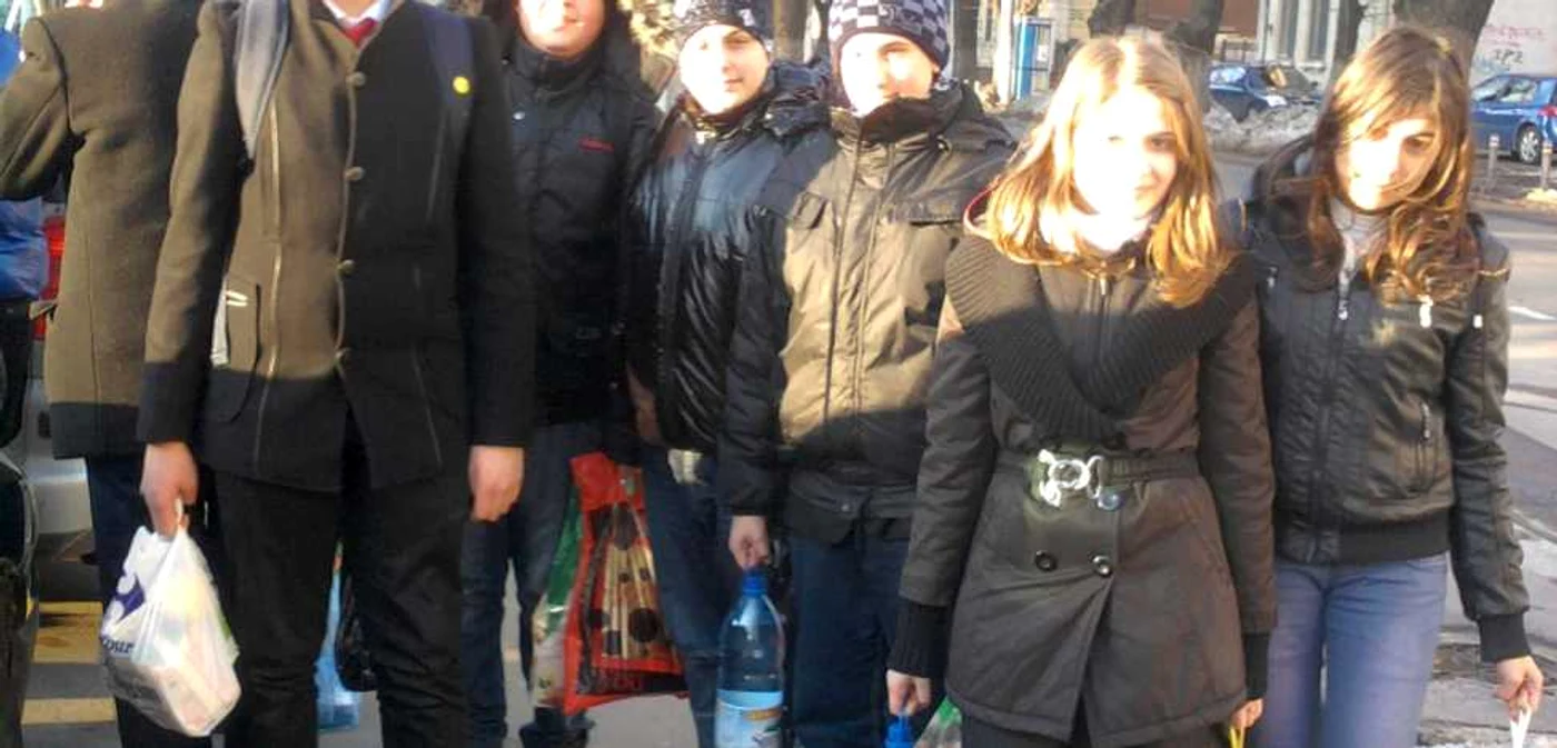 Copiii, însoţiţi de profesoara Gabriela Dediu, au dus ajutoarele la Prefectură