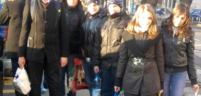 Copiii, însoţiţi de profesoara Gabriela Dediu, au dus ajutoarele la Prefectură