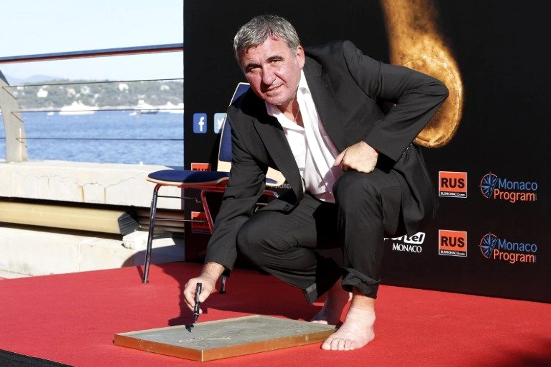 "Regele" şi-a lăsat şi autograful lângă urma picioarelor sale