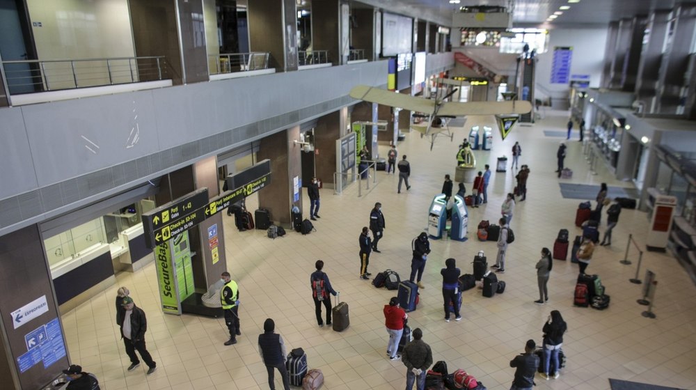 Incident pe Aeroportul Otopeni. 60.000 de dolari și 2.000 de euro, ascunși în borseta unui copil