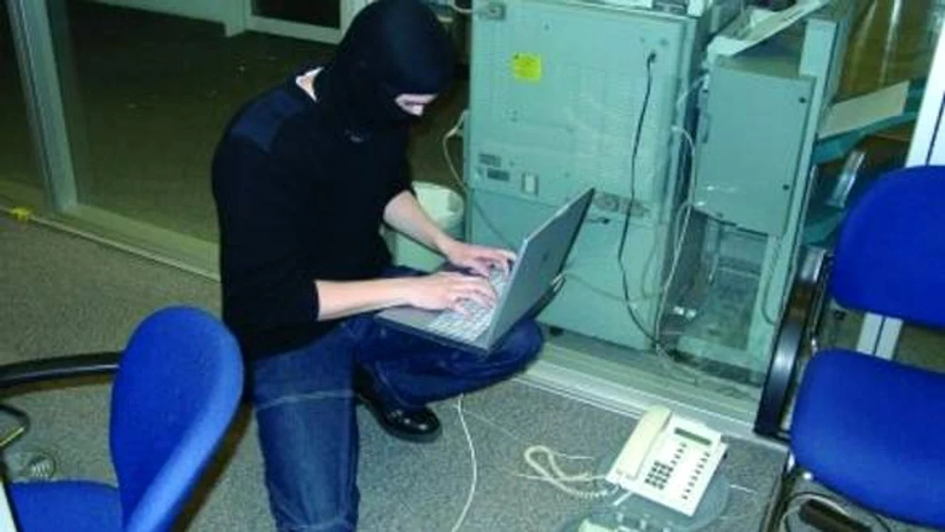 
    Polițiștii au reținut doi dintre cei mai căutați hackeri din România  