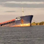 Navă de marfă parțial scufundatp portul Olia FOTO x jpeg