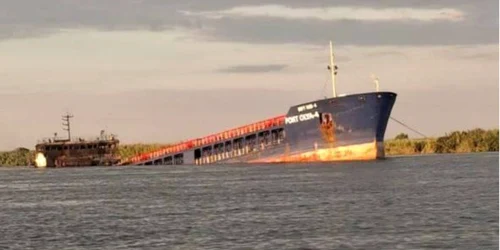 Navă de marfă parțial scufundatp portul Olia FOTO x jpeg