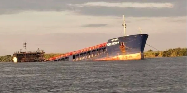 Navă de marfă parțial scufundatp portul Olia FOTO x jpeg