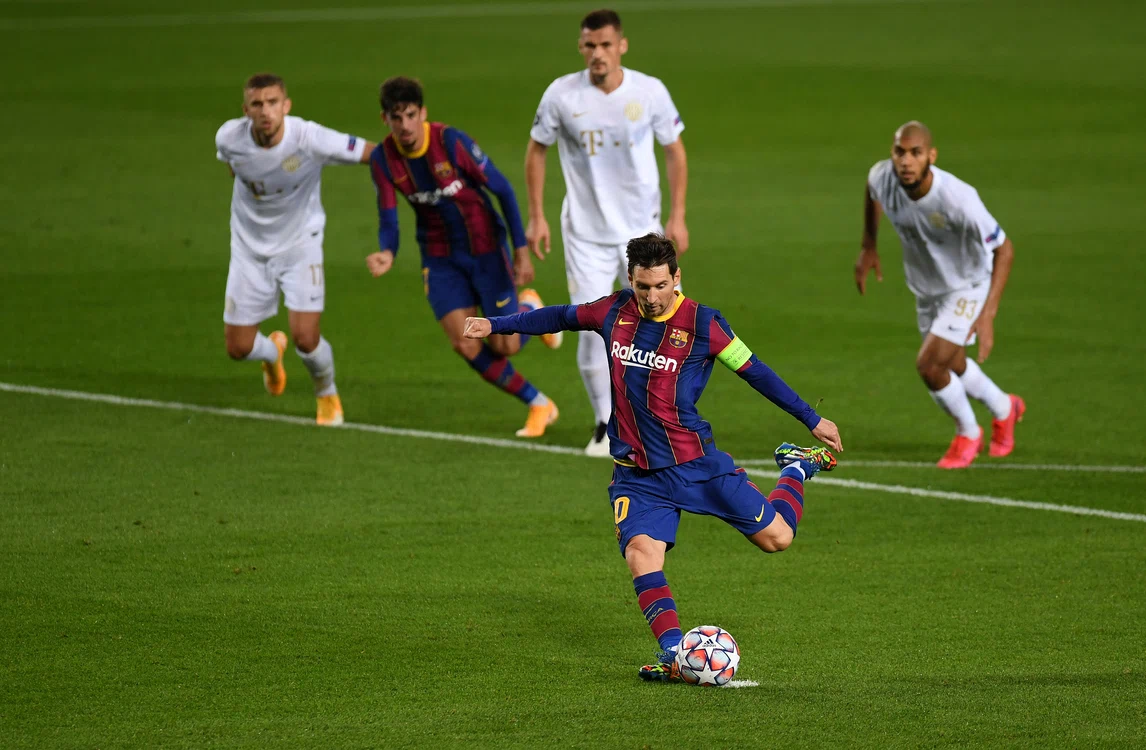 
    Lionel Messi a transformat un penalty în meciul cu FerencvarosFoto: Guliver / GettyImages  