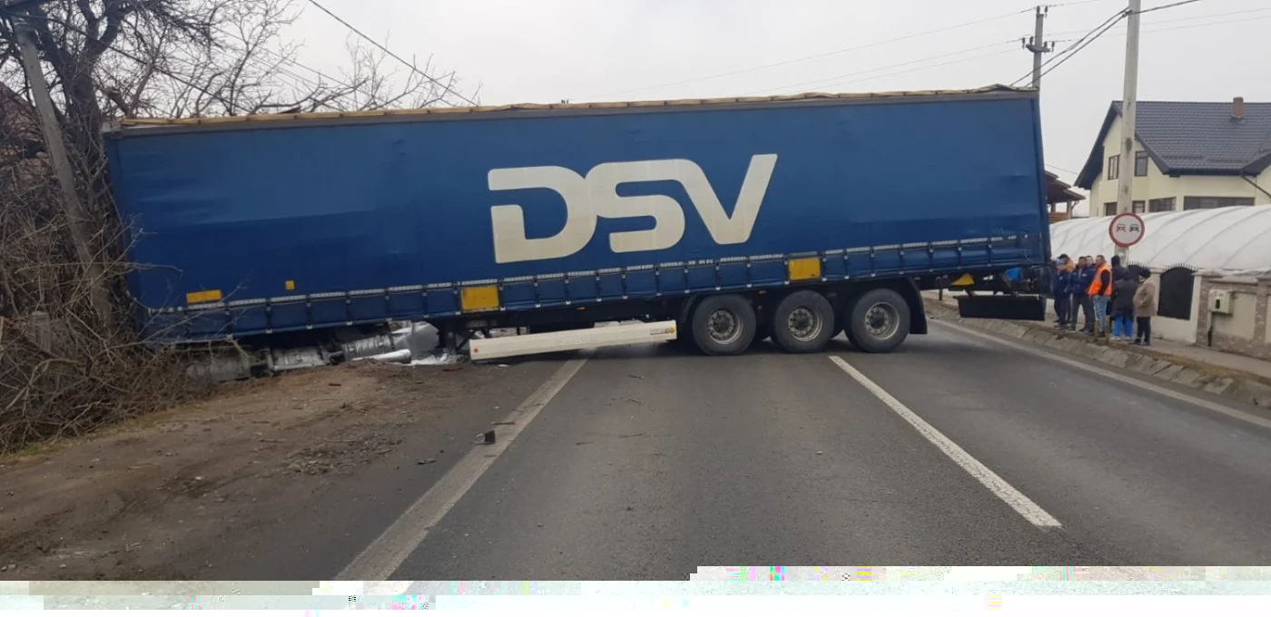 TIR-ul a derapat                                                                                                  FOTO: Arhivă