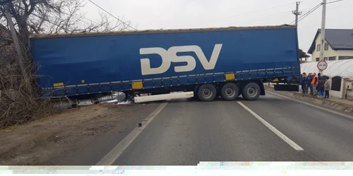 TIR răsturnat pe şoseaua de centură a municipiului Râmnicu Vâlcea pe DN 7 - E 81 Foto Adevărul