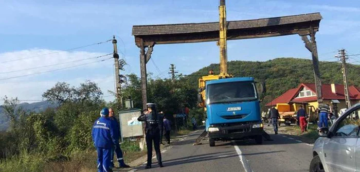 Poarta de lemn amplasată peste DN74 a fost demolată