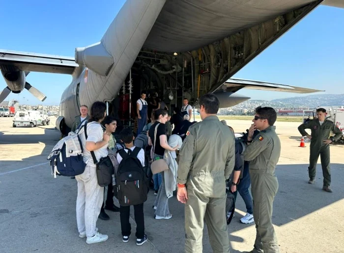 Militarii români au lăsat ajutoarele şi au preluat pasagerii. Sursă foto: MAE