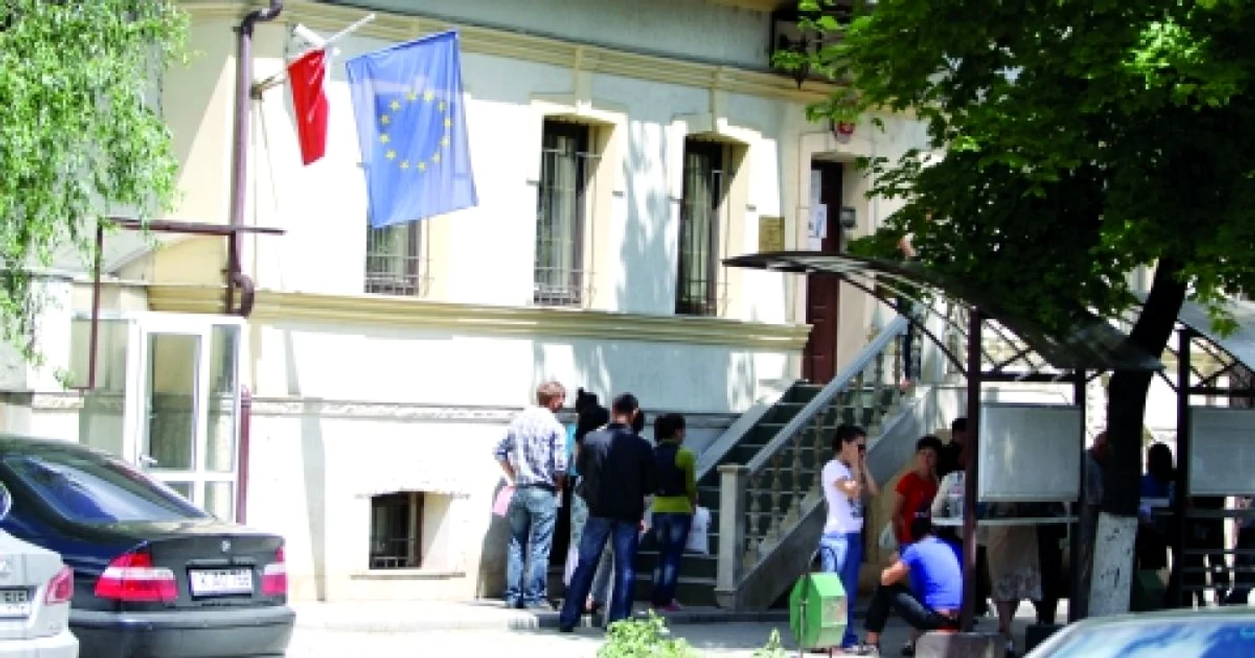 Tot mai mulţi moldoveni solicită vize pentru a pleca în Polonia FOTO Adevărul
