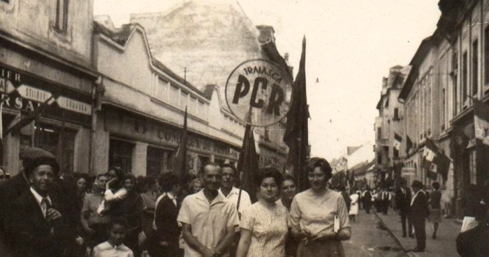 Strada Eminescu din Arad. Oamenii se îndreptau spre defilare FOTO Aradul de altădată