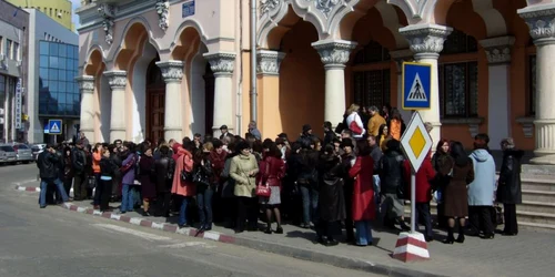 Profesorii au ieşit ieri în stradă în stradă