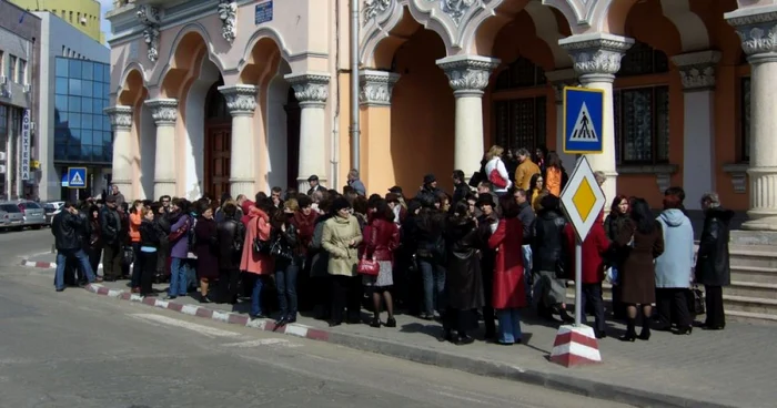 Profesorii au ieşit ieri în stradă în stradă