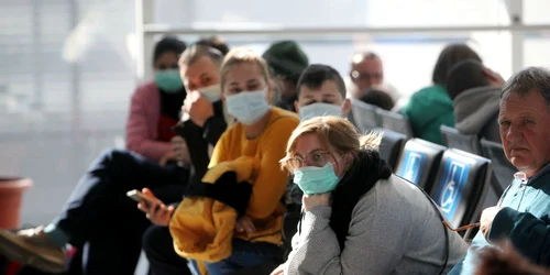 calatori aeroport otopeni sala de asteptare jpeg