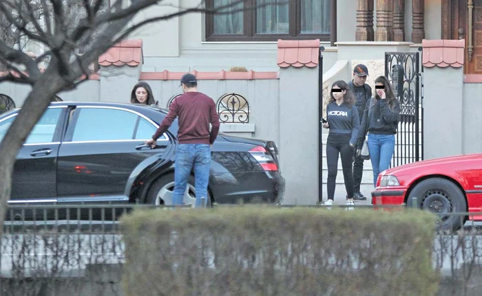 Împreună cu iubita și fiicele din prima căsătorie, Truică a plecat la plimbare cu limuzina din dotare