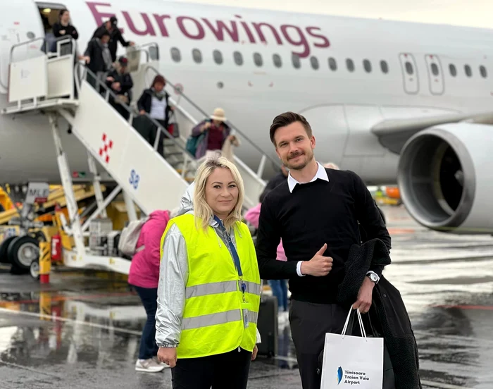 Primul pasager a primit un cadou din partea aeroportului FOTO Aeroportul Timișoara