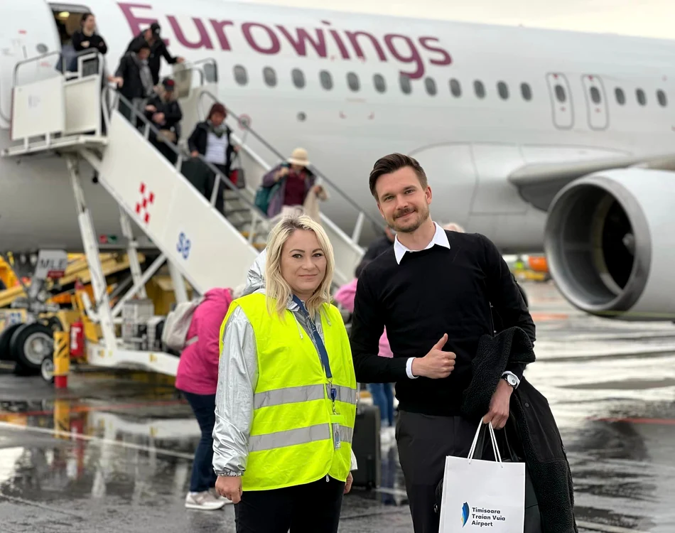 Primul pasager a primit un cadou din partea aeroportului FOTO Aeroportul Timișoara