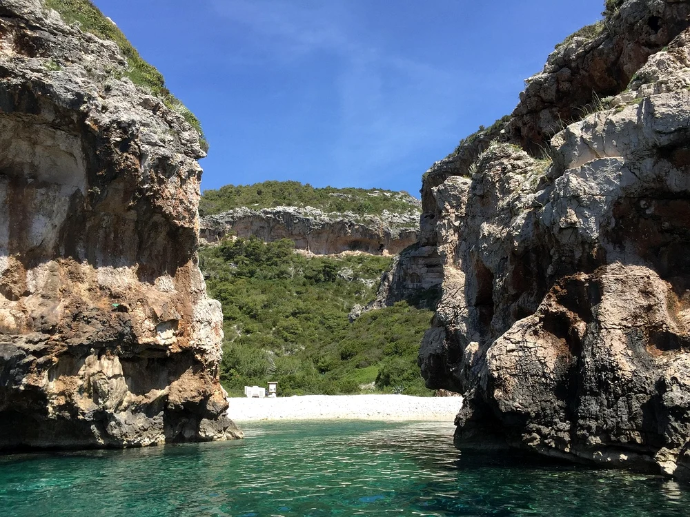 Plaja Stiniva, Croația / foto: Pixabay